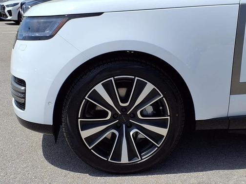 Fuji White 2026 Land Rover Range Rover P550e SE