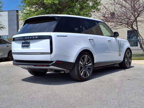 Fuji White 2026 Land Rover Range Rover P550e SE