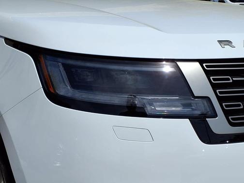 Fuji White 2026 Land Rover Range Rover P550e SE