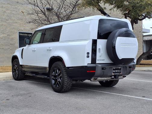 2026 Land Rover Defender P400 Outbound