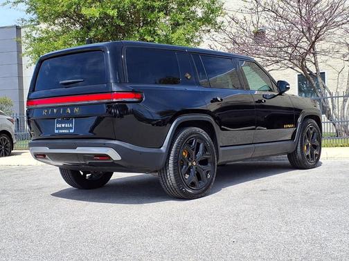 2023 Rivian R1S Adventure
