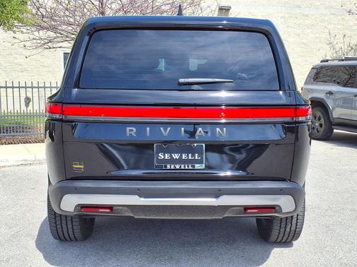 2023 Rivian R1S Adventure
