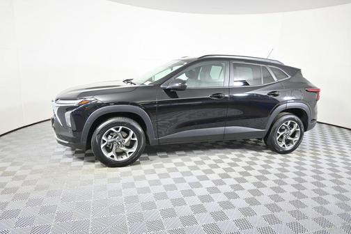 Mosaic Black Metallic 2024 Chevrolet Trax LT