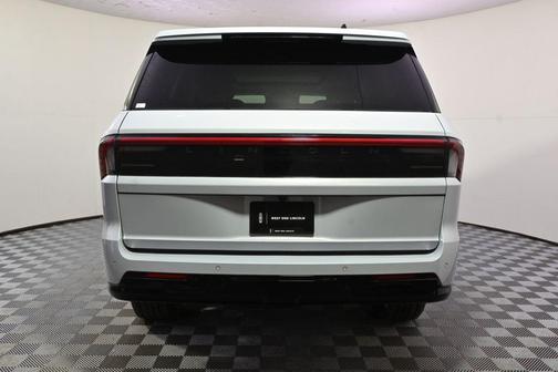 Crystal White Metallic Clearcoat 2026 Lincoln Navigator Reserve