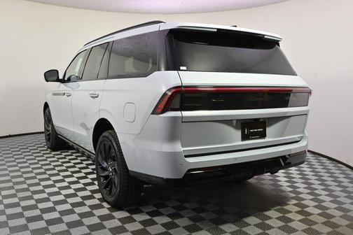 Crystal White Metallic Clearcoat 2026 Lincoln Navigator Reserve