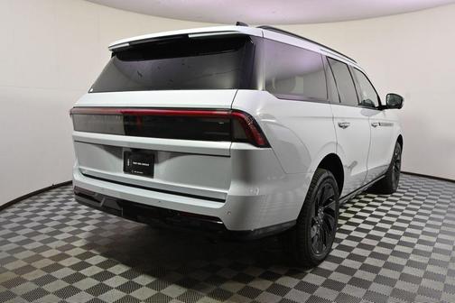 Crystal White Metallic Clearcoat 2026 Lincoln Navigator Reserve