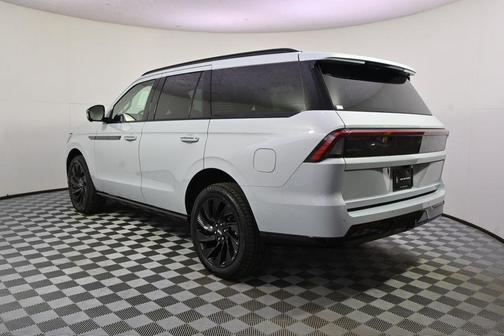 Crystal White Metallic Clearcoat 2026 Lincoln Navigator Reserve