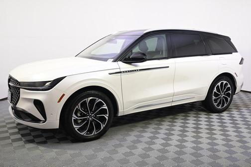 White Platinum Metallic Tri-Coat 2024 Lincoln Nautilus Reserve