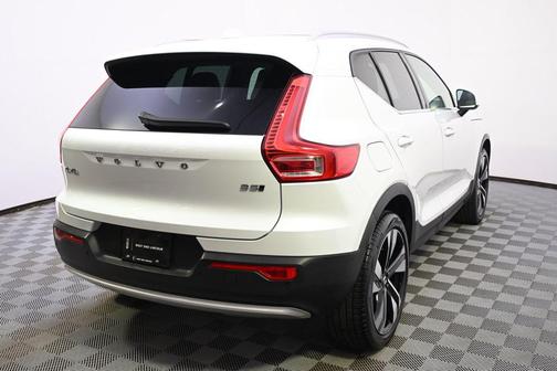 Crystal White Metallic 2024 Volvo XC40 B5 Plus Bright Theme