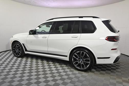 2024 BMW X7 M60i