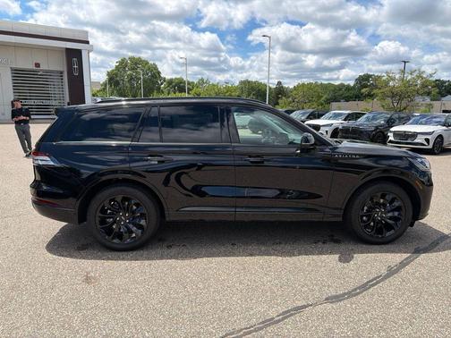 Infinite Black Metallic Clearcoat 2026 Lincoln Aviator Premiere