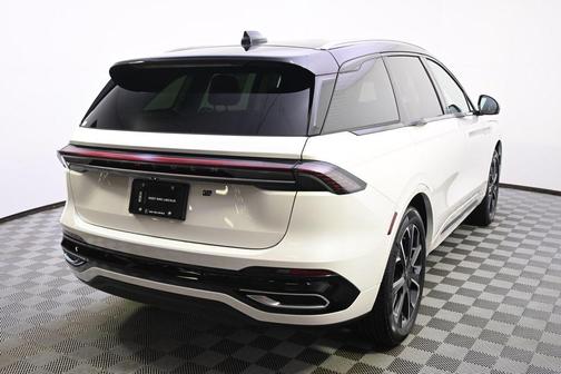 White Platinum Metallic Tri-Coat 2026 Lincoln Nautilus Reserve