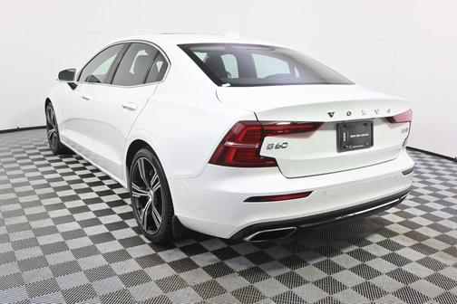 Crystal White Metallic 2022 Volvo S60 T5