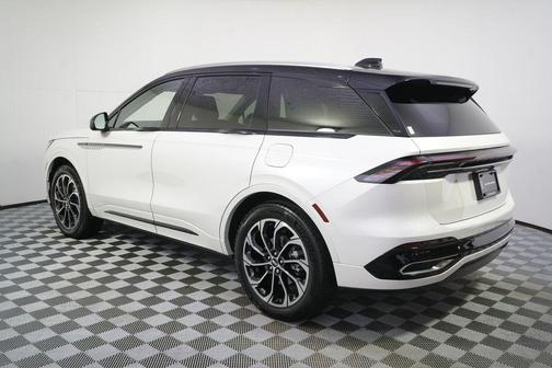 WHITE PLATINUM MET 3C 2026 Lincoln Nautilus Reserve