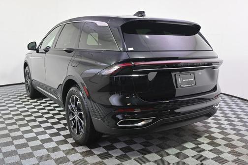 Infinite Black Metallic Clearcoat 2026 Lincoln Nautilus Premiere