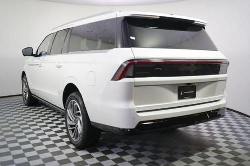 Pristine White Metallic Tri-Coat 2026 Lincoln Navigator Reserve