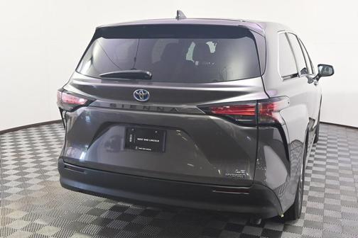 2022 Toyota Sienna LE