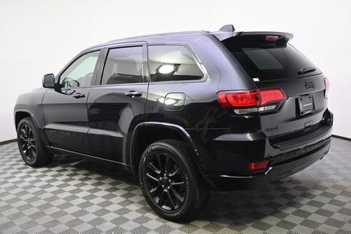 Diamond Black Crystal Pearlcoat 2021 Jeep Grand Cherokee Laredo