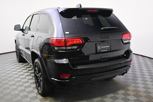 Diamond Black Crystal Pearlcoat 2021 Jeep Grand Cherokee Laredo