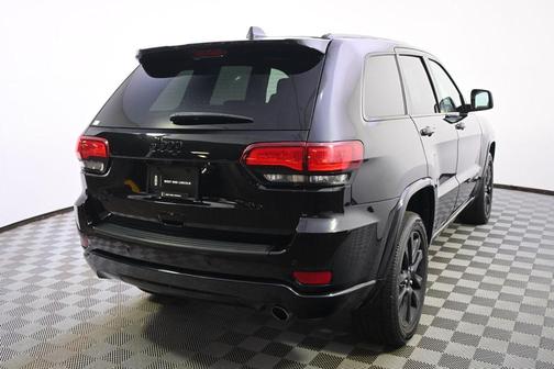 Diamond Black Crystal Pearlcoat 2021 Jeep Grand Cherokee Laredo