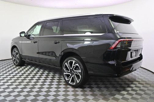 Infinite Black Metallic Clearcoat 2026 Lincoln Navigator Reserve