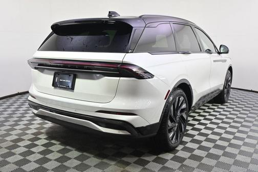 WHITE PLATINUM MET 3C 2026 Lincoln Nautilus Reserve