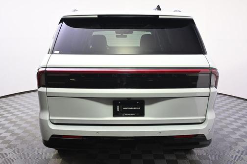 Crystal White Metallic Clearcoat 2026 Lincoln Navigator Reserve
