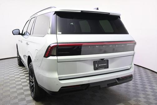 Crystal White Metallic Clearcoat 2026 Lincoln Navigator Reserve