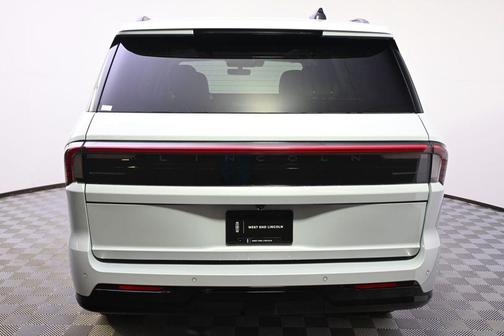 Crystal White Metallic Clearcoat 2026 Lincoln Navigator Reserve