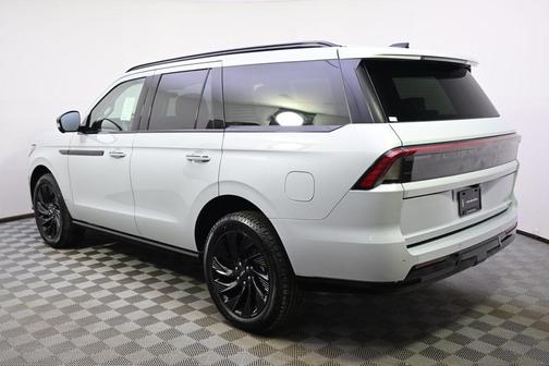 Crystal White Metallic Clearcoat 2026 Lincoln Navigator Reserve