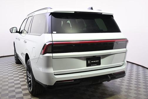 Crystal White Metallic Clearcoat 2026 Lincoln Navigator Reserve