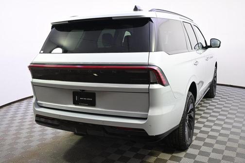 Crystal White Metallic Clearcoat 2026 Lincoln Navigator Reserve