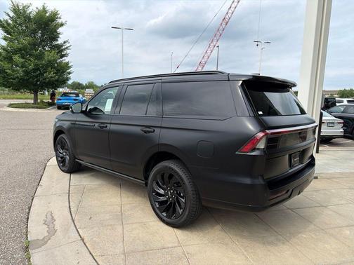 Infinite Black Metallic Clearcoat 2026 Lincoln Navigator Reserve