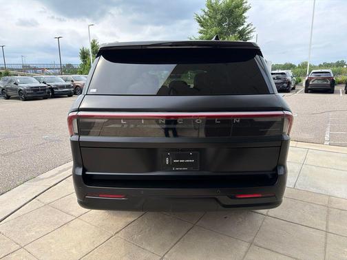 Infinite Black Metallic Clearcoat 2026 Lincoln Navigator Reserve