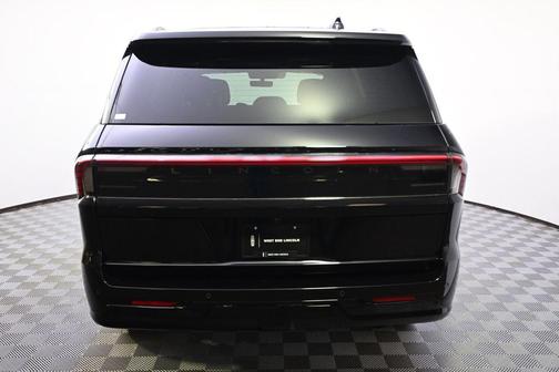 Infinite Black Metallic Clearcoat 2026 Lincoln Navigator Reserve