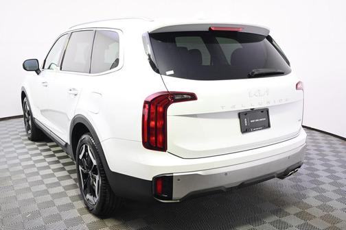 Glacial White Pearl 2024 Kia Telluride S