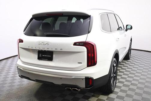 Glacial White Pearl 2024 Kia Telluride S