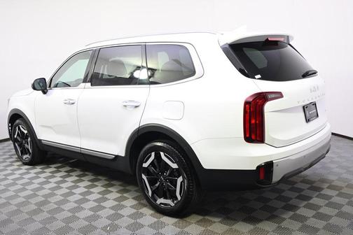 Glacial White Pearl 2024 Kia Telluride S