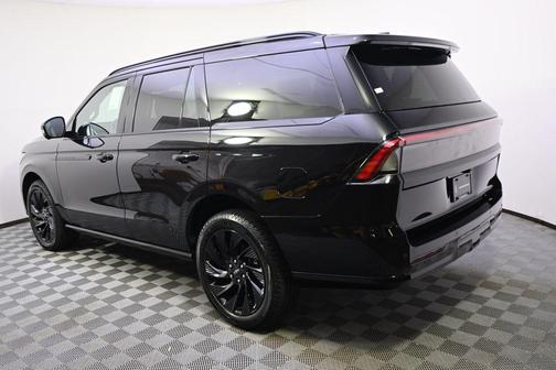 Infinite Black Metallic Clearcoat 2026 Lincoln Navigator Reserve