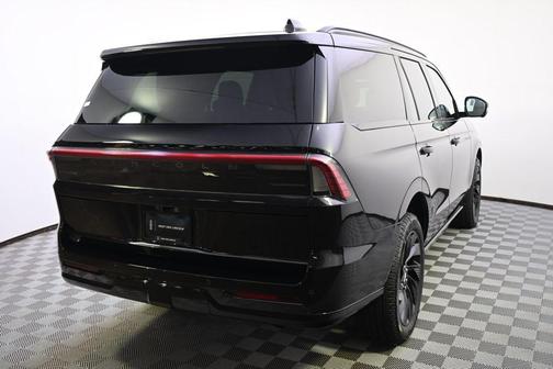 Infinite Black Metallic Clearcoat 2026 Lincoln Navigator Reserve