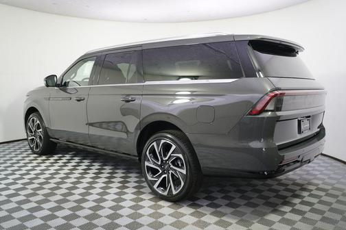 Chroma Caviar Dark Gray Metallic Clearcoat 2026 Lincoln Navigator Black Label