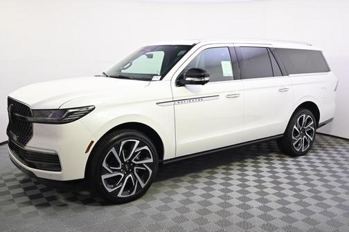 Pristine White Metallic Tri-Coat 2026 Lincoln Navigator Reserve