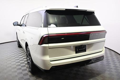 Pristine White Metallic Tri-Coat 2026 Lincoln Navigator Reserve