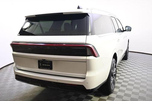 Pristine White Metallic Tri-Coat 2026 Lincoln Navigator Reserve