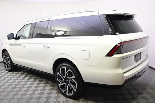 Pristine White Metallic Tri-Coat 2026 Lincoln Navigator Reserve