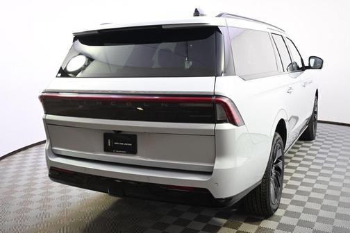 Crystal White Metallic Clearcoat 2026 Lincoln Navigator Reserve