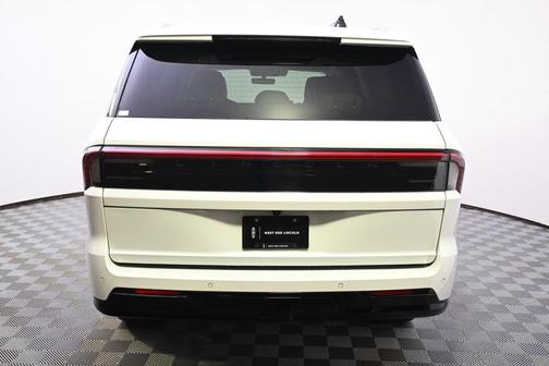 Star White Metallic Tri-Coat 2026 Lincoln Navigator Black Label