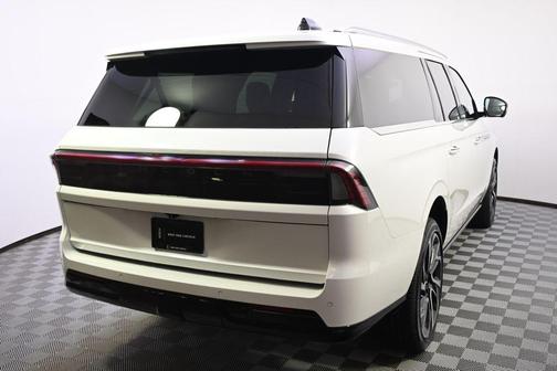 Pristine White Metallic Tri-Coat 2026 Lincoln Navigator Reserve