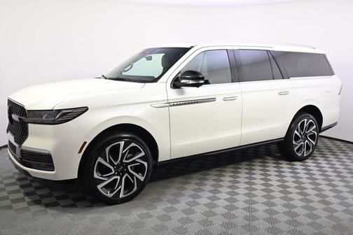 Pristine White Metallic Tri-Coat 2026 Lincoln Navigator Reserve
