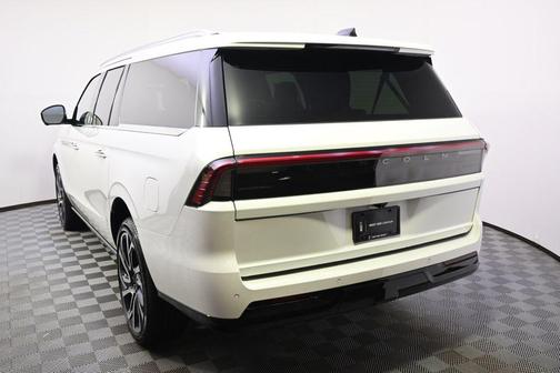 Pristine White Metallic Tri-Coat 2026 Lincoln Navigator Reserve